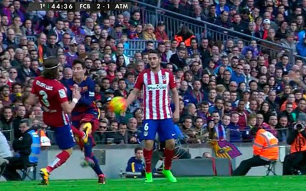 Al 44&#39; del primo tempo di Barcellona-Atletico Madrid Filipe Luis colpisce cos Leo Messi. Twitter
